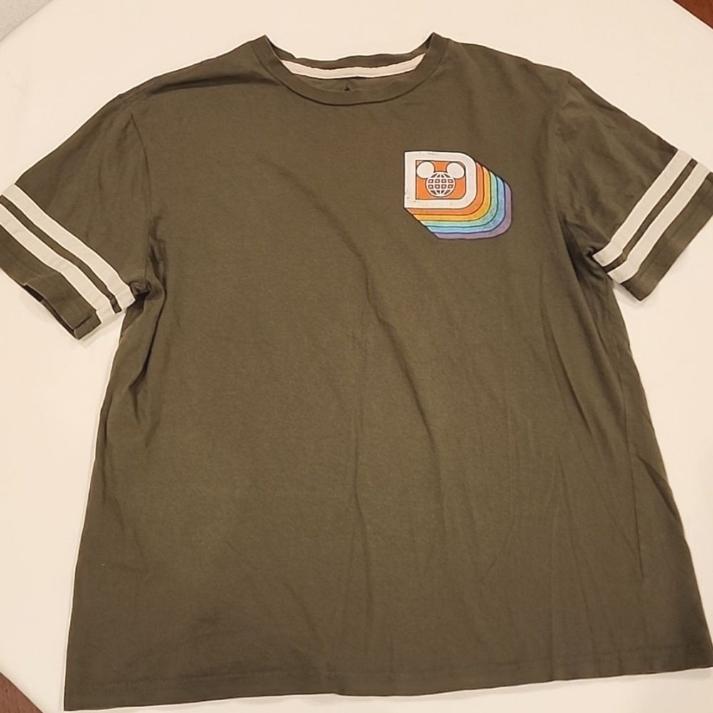 Disney Parks T-Shirt Mens Medium Green Retro Rainbow Walt Disney World Varsity